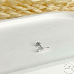 Piercing traço cravejado