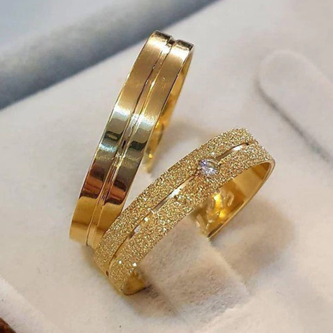 Alianças 4 mm uma lisa e uma diamantada Ouro 18K