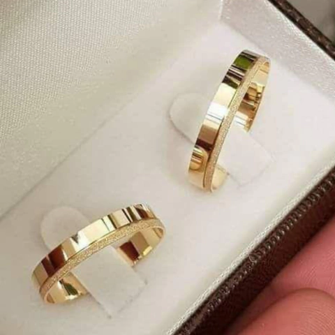 Alianças 4 mm lisas com borda diamantada Ouro 18K
