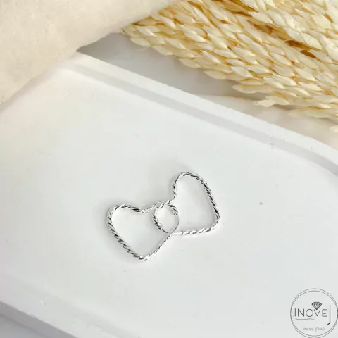 Par de brincos argolas torção coração