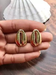 Brinco búzio dourado
