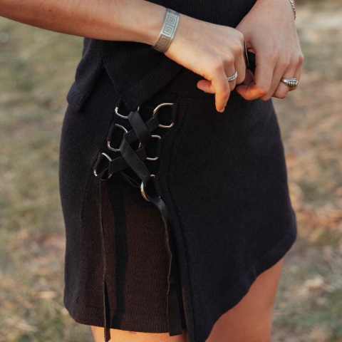 Short/pollera tejido con detalles en cuero 100% argentino.