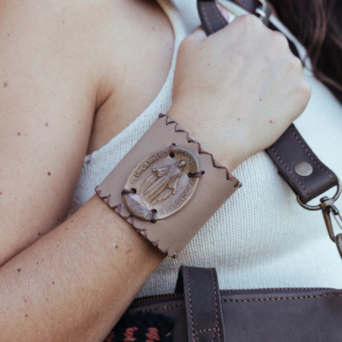 Pulsera de cuero crudo con medalla de la Virgencita.