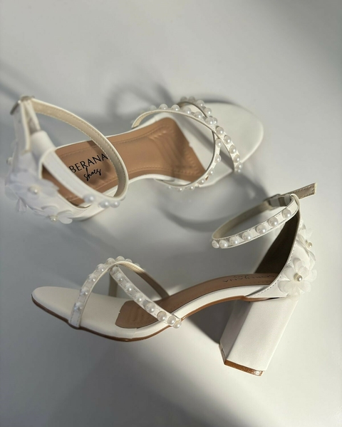 Sara - Sandália de salto bloco branca perolas e flores - comprar online