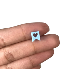 Aplique Mini Bandeirinha c/ Coração Vazado Azul Claro em Acrílico - 10 Unidades - comprar online