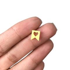 Aplique Mini Bandeirinha c/ Coração Vazado Amarelo Claro em Acrílico - 10 Unidades - comprar online