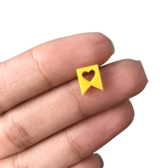 Aplique Mini Bandeirinha c/ Coração Vazado Amarelo Forte em Acrílico - 10 Unidades - comprar online