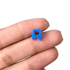 Aplique Mini Bandeirinha c/ Coração Vazado Azul Bic em Acrílico - 10 Unidades - comprar online