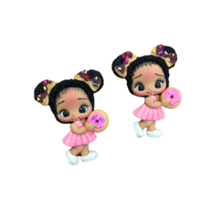 APLIQUE BISCUIT BONECA MORENA COM DONUTS - 1 UNIDADE