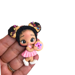 APLIQUE BISCUIT BONECA MORENA COM DONUTS - 1 UNIDADE - comprar online