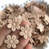 APLIQUE FLOR DE TECIDO PRENSADA NUDE - 50 UNIDADES