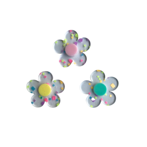 FLOR DE ACRÍLICO TRANSPARENTE COM CONFETES PARA LAÇO - 1 UNIDADE