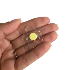 FLOR DE ACRÍLICO TRANSPARENTE COM CONFETES PARA LAÇO - 1 UNIDADE - Loja da Laceira