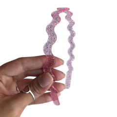 TIARA DE DENTINHO ONDULADA 10MM TRANSPARENTE ROSA BEBÊ COM GLITTER - DUZIA na internet