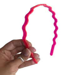 TIARA DE DENTINHO ONDULADA 10MM TRANSPARENTE ROSA NEON COM GLITTER - DUZIA na internet