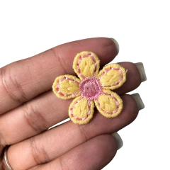 APLIQUE FLOR DE CROCHÊ PESPONTADA - 1 UNIDADE - Loja da Laceira