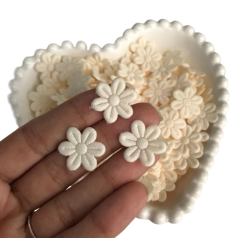 APLIQUE FLOR DE TECIDO PRENSADA BEGE - 50 UNIDADES