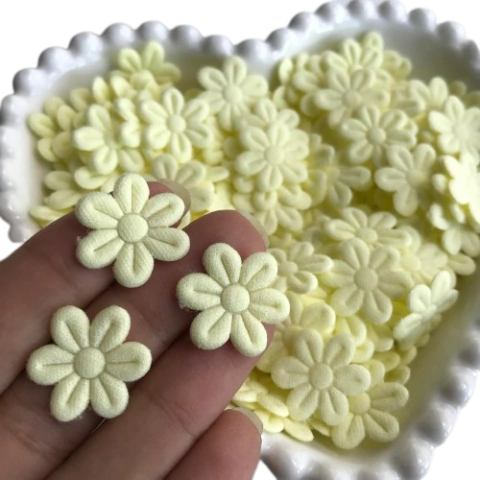 APLIQUE FLOR DE TECIDO PRENSADA AMARELA BEBÊ - 50 UNIDADES