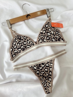Conjunto bralette animal print con elasticos deportivos - comprar online