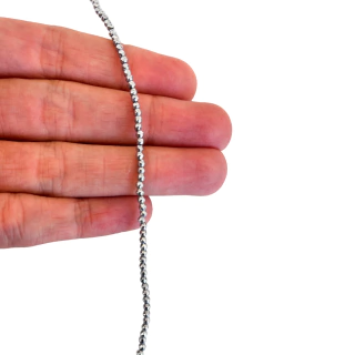 Fio de hematita prateada com bolinhas facetadas de 2mm, exibido em um cordão solto para montar joia, semijoias, pingentes - Pedras Entremeios