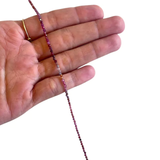 Fios de pedras rubi e safira premium, com bolinhas facetadas em tonalidades variadas de rosa e roxo- Pedras Entremeios