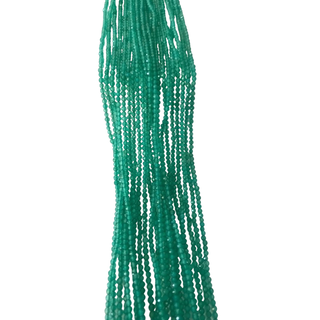 Fio de pedras ônix verde 2mm com bolinhas facetadas, exibido em fileiras.