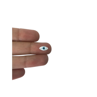 Olho grego de madre pérola no formato navete, com furo, medindo 5x10mm, segurado entre os dedos PARA MONTAGEM DE JOIAS- PEDRAS ENTREMEIOS