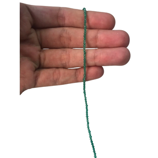 Fio de pedras ônix verde 2mm com bolinhas facetadas, exibido em fileiras.