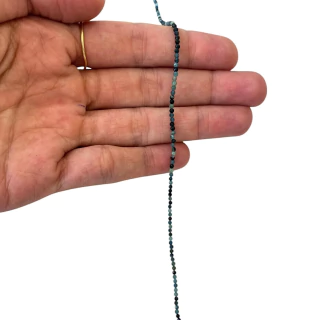 Fio de turmalina azul com bolas facetadas de 2 mm, mostrando uma combinação de tons de azul e verde- Pedras Entremeios