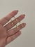 BRINCO LETRA CRAVEJADA BANHO DE OURO 18K - lalusemijoia - Semijoias com Amor 