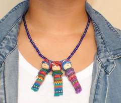 Imagen de Collares de chaquira con muñequitas quitapenas