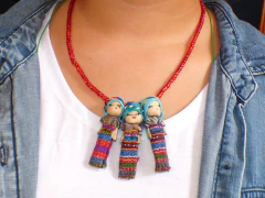 Collares de chaquira con muñequitas quitapenas en internet