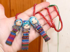Collares de chaquira con muñequitas quitapenas - Chiapas Mágico