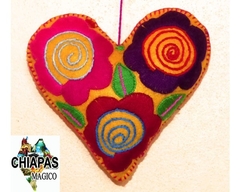 Corazón Bordado a mano (16 CM)