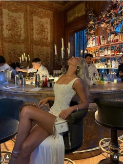 Imagem do Vestido Longo com Corpete de Renda e Saia Acetinada