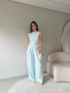 Conjunto Feminino de Alfaiataria com Colete e Calça Pantalona e Botões Dourados - comprar online