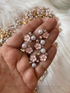 APLIQUE METAL FLORZINHA PÉROLA E STRASS COM 2 UNIDADES ROSA BEBE