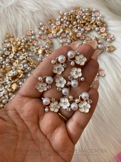 APLIQUE METAL FLORZINHA PÉROLA E STRASS COM 2 UNIDADES BRANCO