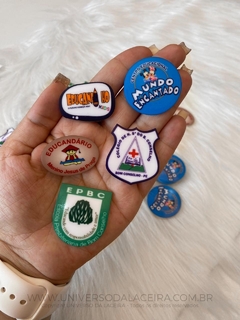 Aplique em Acrílico com Logo Escolar Personalizável - 10 Unidades - 3,5cm