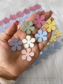 Flor de Camélia em Lonita Verniz - Kit com 14 Unidades - Cores Diversas
