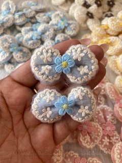 Laço de Renda Bordada Azul Bebê o par