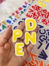 APLIQUE EM ACRILICO LETRAS PESPONTADAS AMARELO A UNIDADE