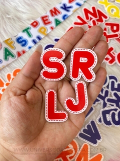APLIQUE EM ACRILICO LETRAS PESPONTADAS VERMELHO A UNIDADE