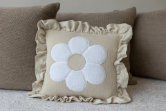 Almofada em Tricot Bordada Daisy com Babados - CASA CAHAYA - Produção de móveis artesanais e sustentáveis em fibra natural