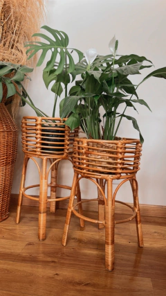 Cachepô com pé rattan - 2 tamanhos na internet