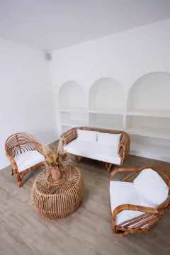 Sofá Amalfi em fibra natural com estofado - CASA CAHAYA - Produção de móveis artesanais e sustentáveis em fibra natural