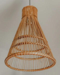 LUMINÁRIA SINO - 50x 35cm - CASA CAHAYA - Produção de móveis artesanais e sustentáveis em fibra natural