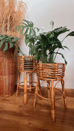 Cachepô com pé rattan - 2 tamanhos - CASA CAHAYA - Produção de móveis artesanais e sustentáveis em fibra natural