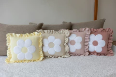 Almofada em Tricot Bordada Daisy com Babados na internet