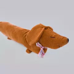 Almofada Frank Salsicha em pélucia com cachecol - CASA CAHAYA - Produção de móveis artesanais e sustentáveis em fibra natural